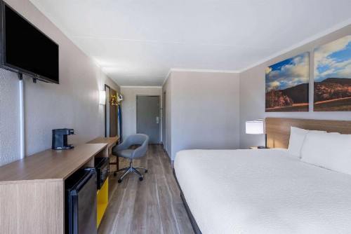 Days Inn & Suites by Wyndham Fort Bragg/Cross Creek Mall - image 16