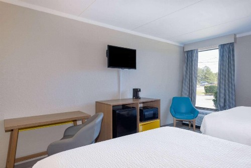 Days Inn & Suites by Wyndham Fort Bragg/Cross Creek Mall - image 17