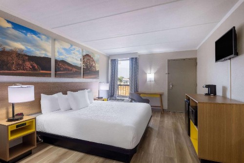 Days Inn & Suites by Wyndham Fort Bragg/Cross Creek Mall - image 20