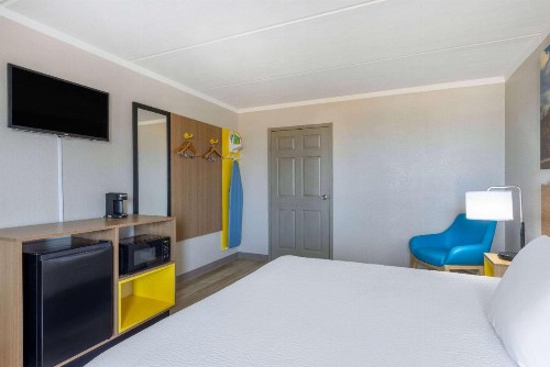 Days Inn & Suites by Wyndham Fort Bragg/Cross Creek Mall - image 22