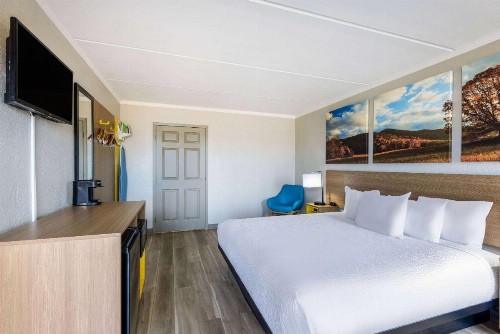 Days Inn & Suites by Wyndham Fort Bragg/Cross Creek Mall - image 23