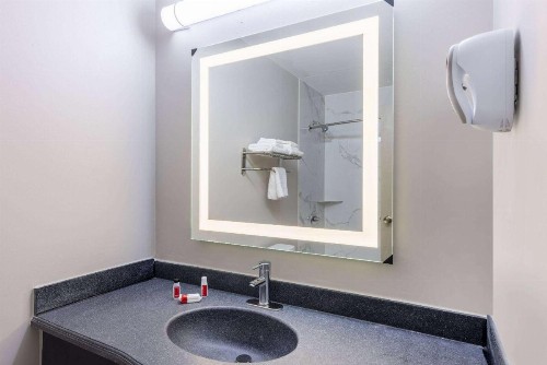 Days Inn & Suites by Wyndham Fort Bragg/Cross Creek Mall - image 25