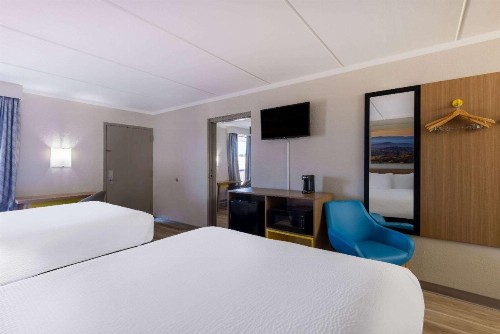 Days Inn & Suites by Wyndham Fort Bragg/Cross Creek Mall - image 28