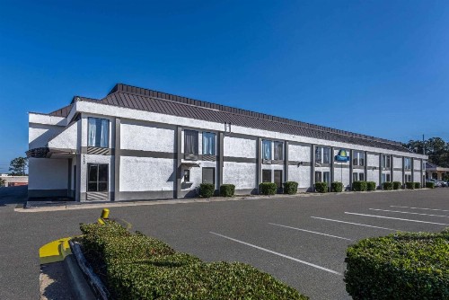 Days Inn & Suites by Wyndham Fort Bragg/Cross Creek Mall - image 3
