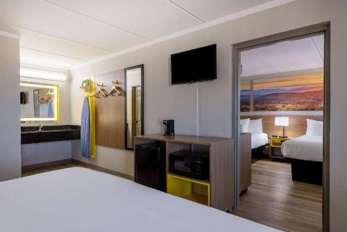 Days Inn & Suites by Wyndham Fort Bragg/Cross Creek Mall - image 30