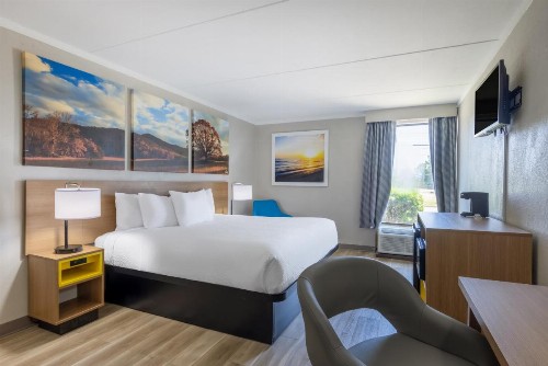 Days Inn & Suites by Wyndham Fort Bragg/Cross Creek Mall - image 36