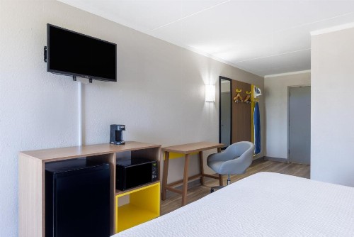 Days Inn & Suites by Wyndham Fort Bragg/Cross Creek Mall - image 38