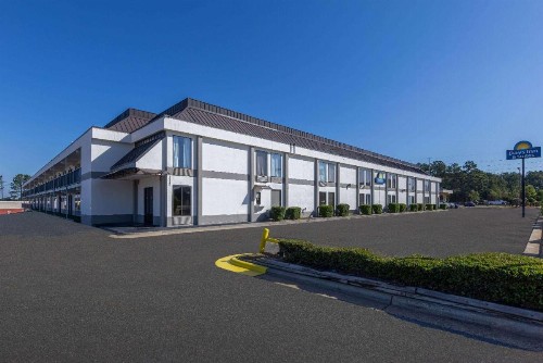 Days Inn & Suites by Wyndham Fort Bragg/Cross Creek Mall - image 4