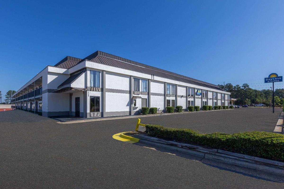 Days Inn & Suites by Wyndham Fort Bragg/Cross Creek Mall - image 4