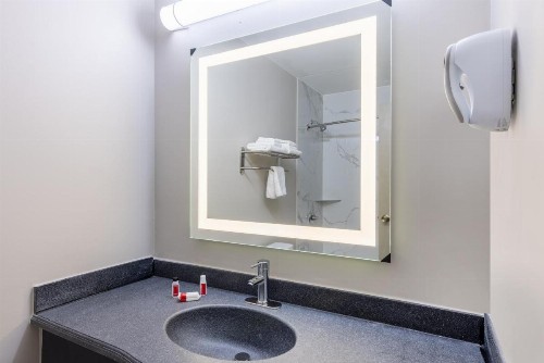 Days Inn & Suites by Wyndham Fort Bragg/Cross Creek Mall - image 45
