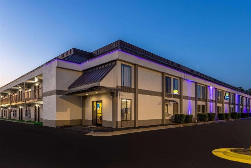Days Inn & Suites by Wyndham Fort Bragg/Cross Creek Mall - image 5