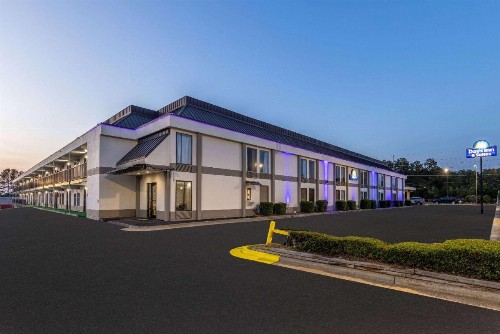 Days Inn & Suites by Wyndham Fort Bragg/Cross Creek Mall - image 6