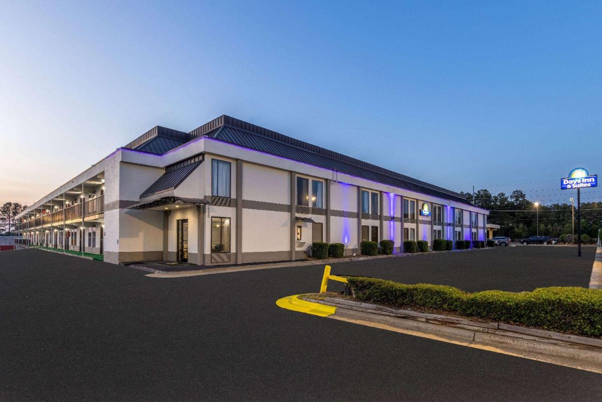 Days Inn & Suites by Wyndham Fort Bragg/Cross Creek Mall - image 6