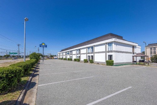 Days Inn & Suites by Wyndham Fort Bragg/Cross Creek Mall - image 7