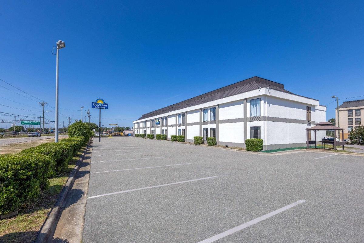 Days Inn & Suites by Wyndham Fort Bragg/Cross Creek Mall - image 7
