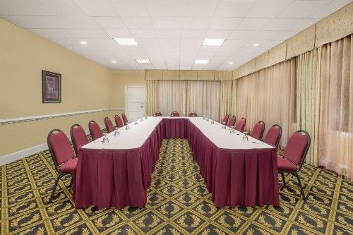 Ramada Plaza by Wyndham Fayetteville Fort Bragg Area - image 10