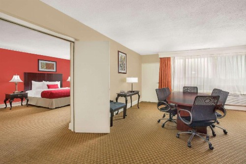 Ramada Plaza by Wyndham Fayetteville Fort Bragg Area - image 6