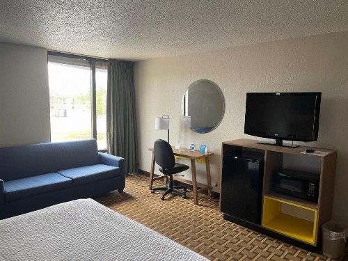 Days Inn by Wyndham Fayetteville-South/I-95 Exit 49 - image 12