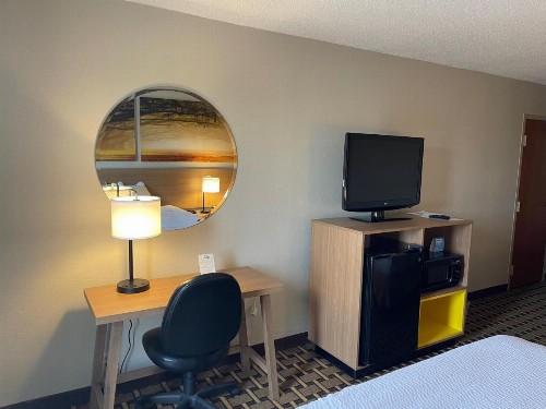 Days Inn by Wyndham Fayetteville-South/I-95 Exit 49 - image 13