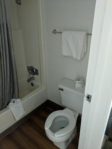 Travelodge by Wyndham Fayetteville - image 3