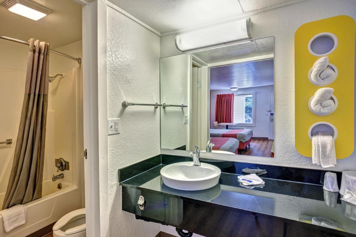Travelodge by Wyndham Fayetteville - image 5