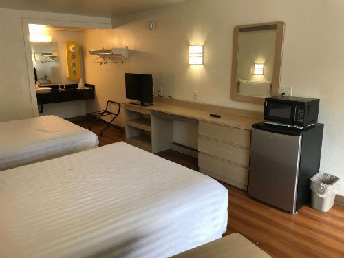 Travelodge by Wyndham Fayetteville - image 9