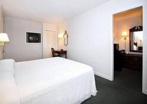 Ambassador Inn - image 10