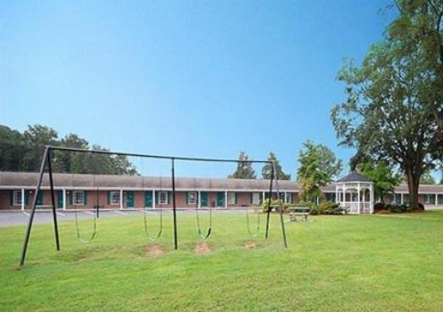 Ambassador Inn - image 11