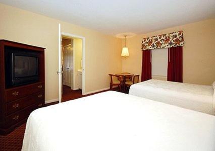Ambassador Inn - image 5