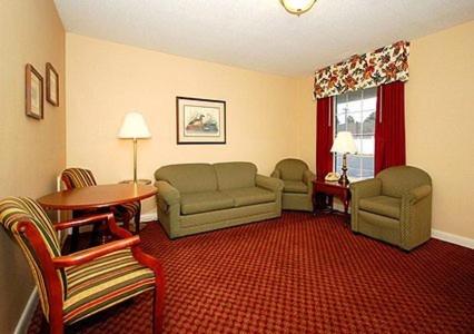 Ambassador Inn - image 6