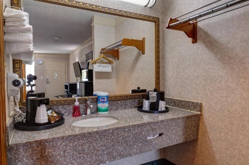 Deluxe Inn - Fayetteville - image 11