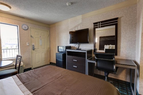 Deluxe Inn - Fayetteville - image 13