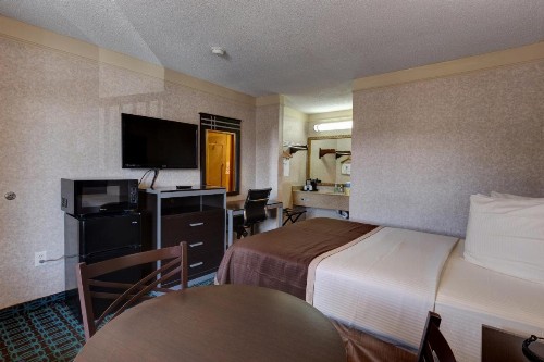 Deluxe Inn - Fayetteville - image 15