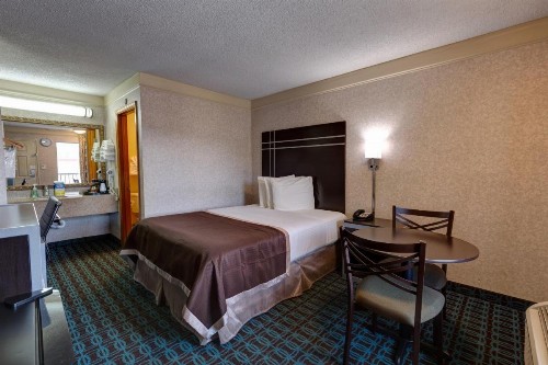 Deluxe Inn - Fayetteville - image 16