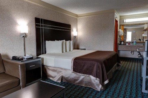 Deluxe Inn - Fayetteville - image 20