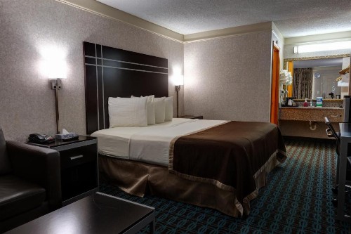 Deluxe Inn - Fayetteville - image 21