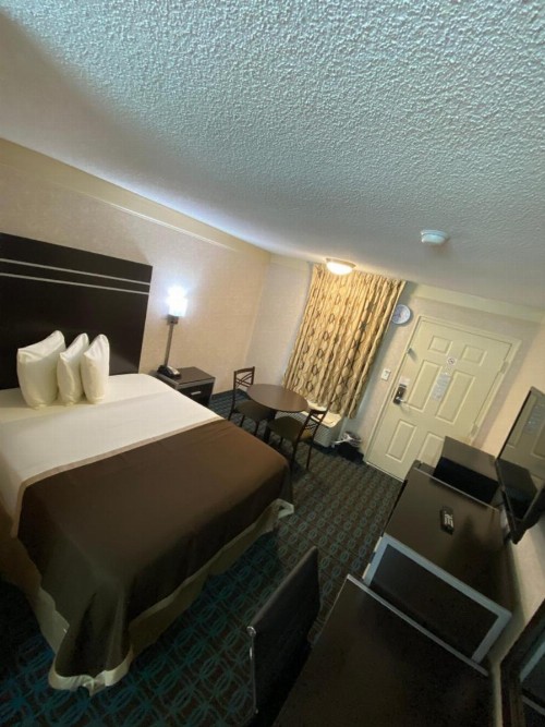Deluxe Inn - Fayetteville - image 26