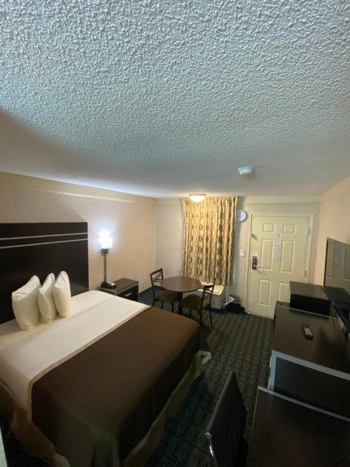 Deluxe Inn - Fayetteville - image 28