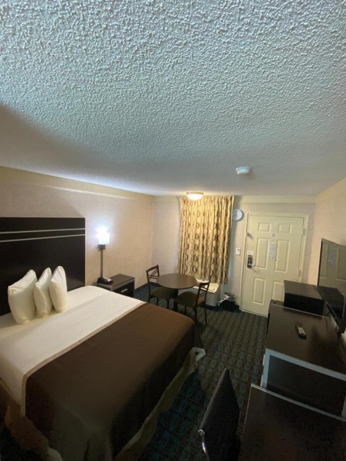 Deluxe Inn - Fayetteville - image 29