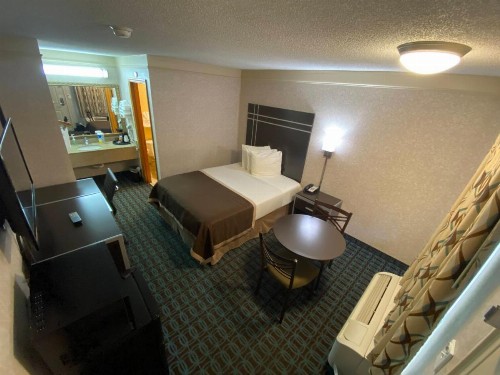 Deluxe Inn - Fayetteville - image 30