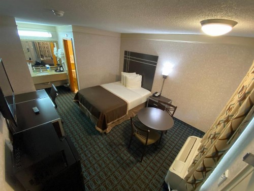 Deluxe Inn - Fayetteville - image 31