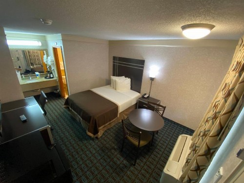 Deluxe Inn - Fayetteville - image 32