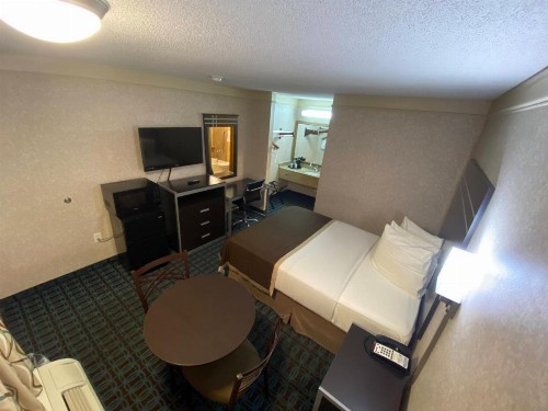 Deluxe Inn - Fayetteville - image 33