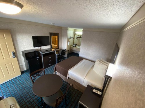 Deluxe Inn - Fayetteville - image 36