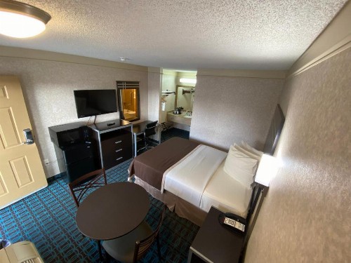 Deluxe Inn - Fayetteville - image 37