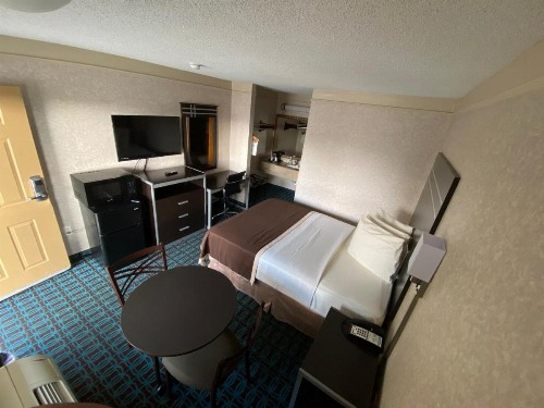 Deluxe Inn - Fayetteville - image 38