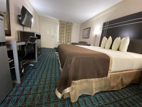 Deluxe Inn - Fayetteville - image 39