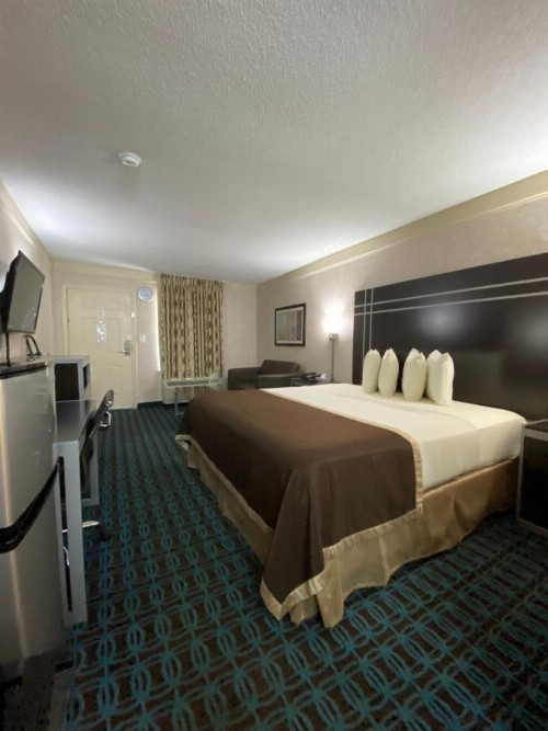 Deluxe Inn - Fayetteville - image 46