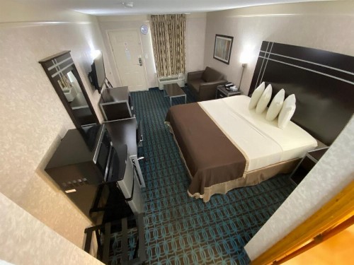 Deluxe Inn - Fayetteville - image 47