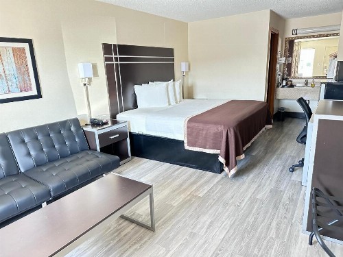 Deluxe Inn - Fayetteville - image 8